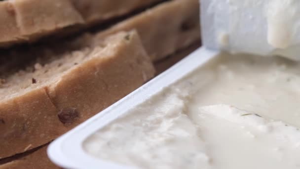 Primer plano de crema de queso hecho bajo en un recipiente en la mesa, — Vídeo de stock