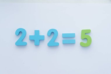 Beyaz kağıt eğitim konseptinde matematik formülünde hata