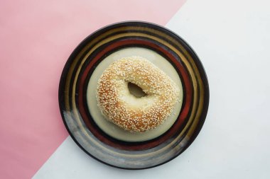 Masadaki kağıtta taze ekmek. 