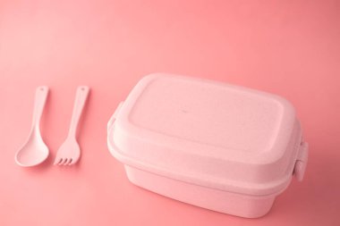  Renkli arka planda pembe renk beslenme çantası 