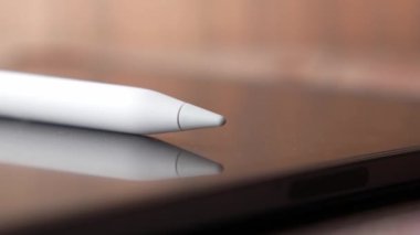  dijital tablet ve tablo üzerinde grafik 