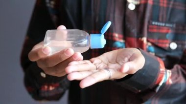 Corona virüsünü önlemek için dezenfekte sıvısı kullanılıyor.