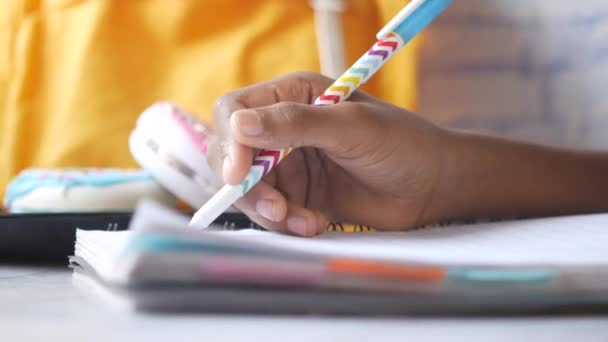 ノートに書く子供の手 — ストック動画