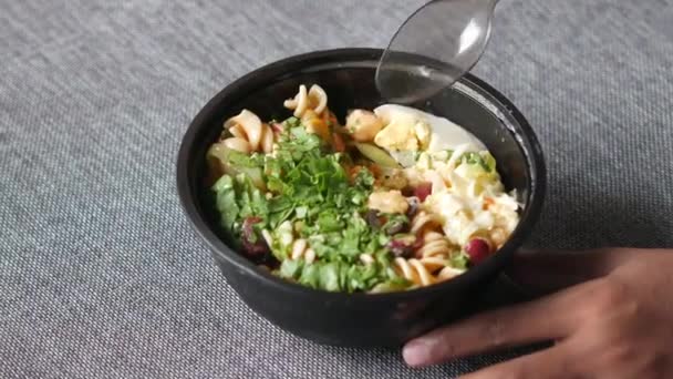 Eating fresh vegetable salad bowl on table, — Stock Video