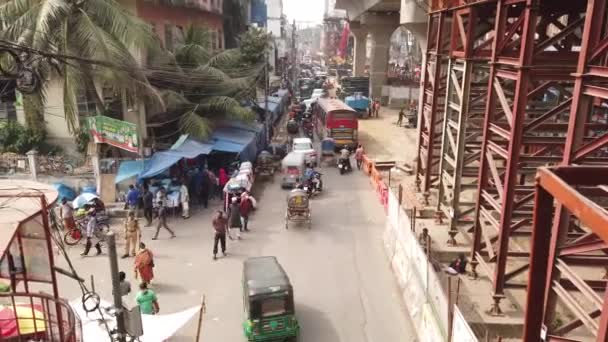 Dhaka bangladesh 24 mayo 2021 .people y el tráfico se mueve en la ciudad llena de gente — Vídeo de stock