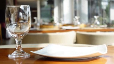 Cam, çatal bıçak ve boş tabak, kafenin arkasındaki masada. 