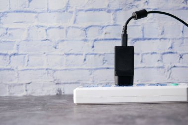 Elektrik şalteri ve fişi renk arkaplanına tak,