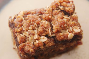 Masadaki bir tabakta meyveli çikolata. 