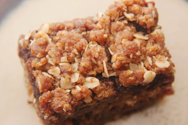 Masadaki bir tabakta meyveli çikolata. 