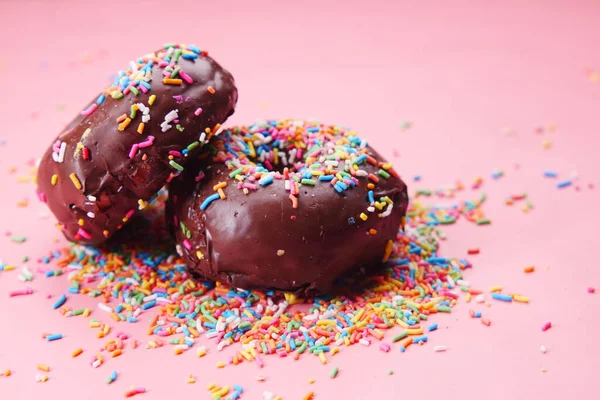 Schokoladen-Donuts auf Teller mit Kopierplatz — Stockfoto