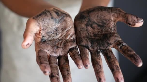 Рука брудна з грунтом крупним планом — стокове відео