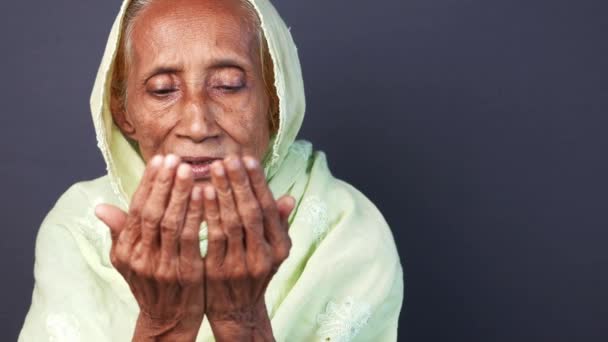 Senioren hand bidden bij ramadan — Stockvideo
