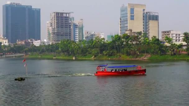 Dhaka bangladéš 23 listopad 2021.obytné budovy na břehu řeky — Stock video