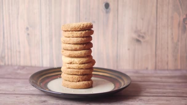 Χειροποίητα μπισκότα σοκολάτας σε ξύλινο φόντο — Αρχείο Βίντεο