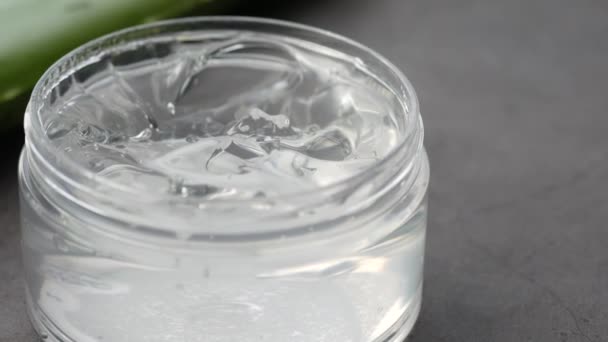白い背景にプラスチック容器に新鮮なアロエベラスライスと液体ゲル — ストック動画