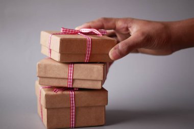 Gri arka planda ev yapımı hediye kutusu 