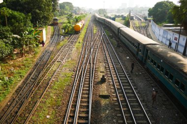 dhaka bangladeş 23 Kasım 2021 tren platformu Khilgao bölgesinde gün batımında 