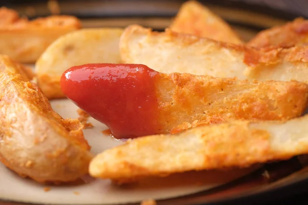 Tabakta taze pişmiş patates cipsi. — Stok fotoğraf