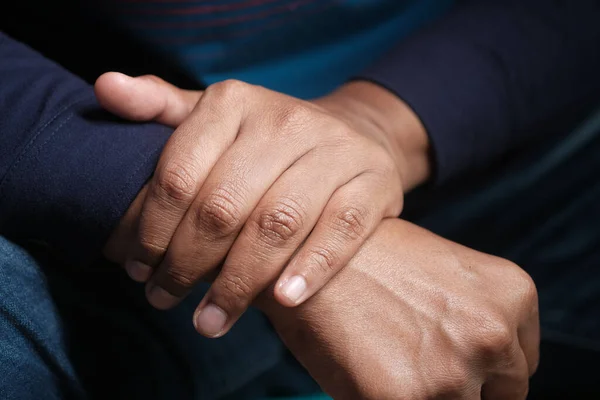 Mann erleidet Schmerzen in der Hand aus nächster Nähe — Stockfoto