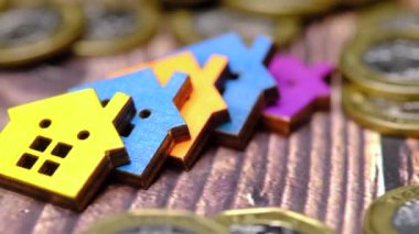 Beyaz üzerine renkli ahşap evler, finans kavramı.