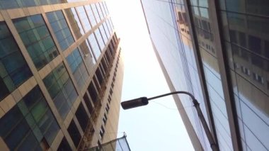  Güneşli bir günde düşük açılı dhaka şehri konut ve finans binaları 