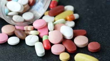 Pek çok renkli hap ve kapsülü kapat 