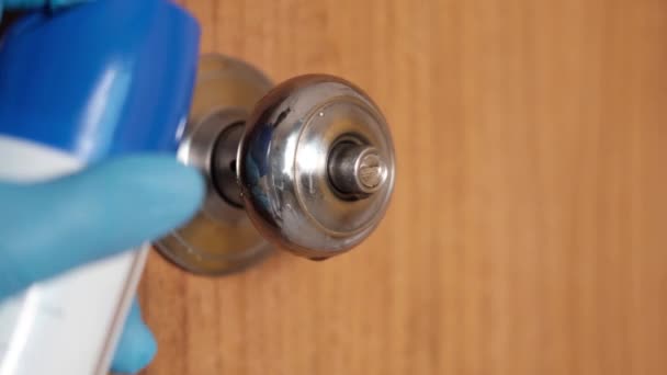 Pomo de la puerta de limpieza con spray de alcohol. — Vídeos de Stock