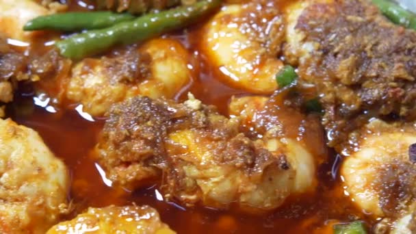 Raja udang kari ikan dalam mangkuk di atas meja — Stok Video