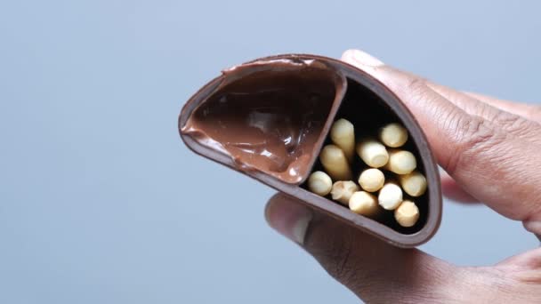 Холдинг шоколадный крем в контейнере вид сверху — стоковое видео
