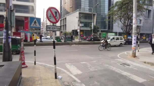 Dhaka bangladesh 24 mei 2021 .mensen en verkeer verplaatsen in drukke — Stockvideo
