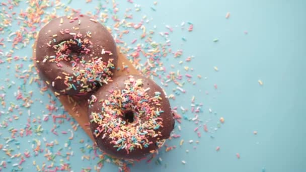 Donuts de chocolate no prato com espaço de cópia — Vídeo de Stock