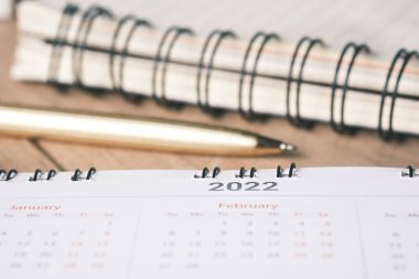 2022 J yılı takvimi ofis masasında.