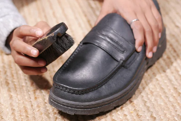 Limpieza Zapato con un cepillo en el suelo — Foto de Stock