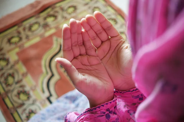 Close up de mulheres muçulmanas mão orando no ramadã — Fotografia de Stock