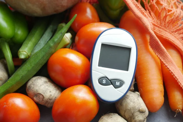 糖尿病测量工具和桌上新鲜蔬菜 — 图库照片