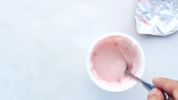 橙色底色塑料容器中的新鲜酸奶 — 图库视频影像