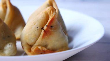 Tabaktaki Hint yemeğinin detaylı çekimi. 