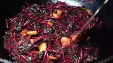  Tavada kırmızı ıspanak pişiriyorum. 