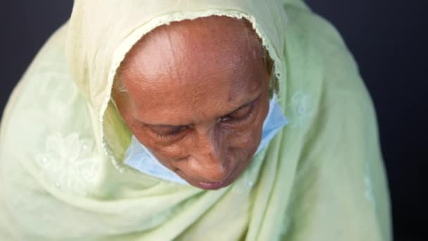 Portrait of an old indian woman wearing a surgical mask — Stock Video