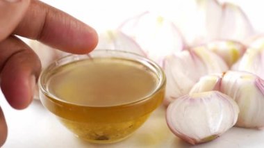 Beyaz arka plandaki bir konteynırda kırmızı iyon yağı 