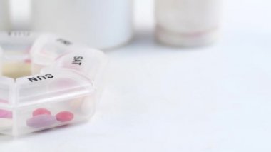 Tıbbi ilaç kutusunu ve beyaz arka plandaki konteynırı kapat 