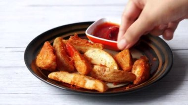 Taze pişmiş patates cipsi tabakta. 