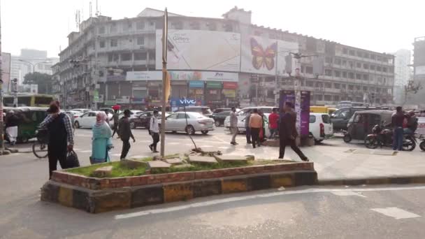 Dhaka bangladesh 24 de maio de 2021. Pessoas e tráfego em movimento lotado — Vídeo de Stock