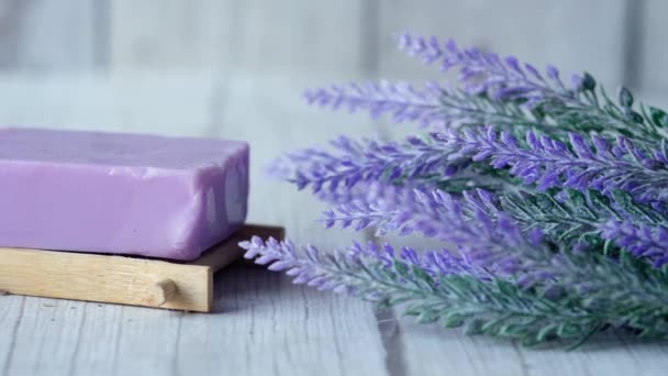 Hausgemachte Naturseife und Lavendelblüte auf dem Tisch — Stockvideo