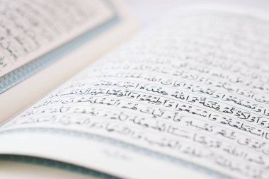 dhaka bangladeş 24 Aralık 2021. Kur 'an-ı Mübarek' in kapağını kapat. 