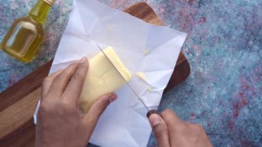 Masadaki kağıtta bir parça tereyağı. 