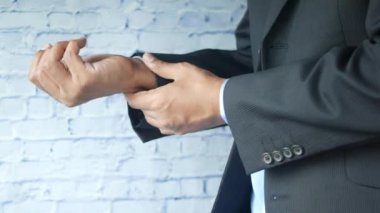 İşadamı acı çekiyor. Yakından. 