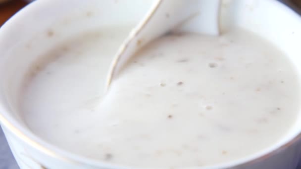 Чашка домашнего крема из грибного супа — стоковое видео