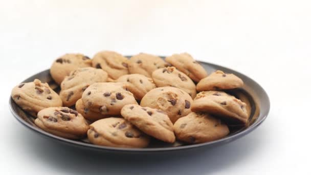 Χέρι να πάρει τα μπισκότα τσιπ σοκολάτας στο τραπέζι κοντά — Αρχείο Βίντεο