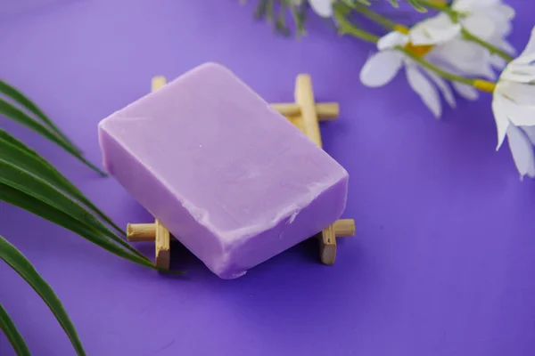 Lila szín Házi készítésű természetes szappan bár az asztalon — Stock Fotó